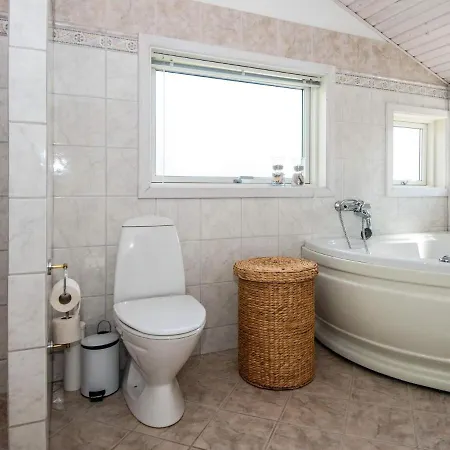 Дом отдыха 6 Person Holiday In